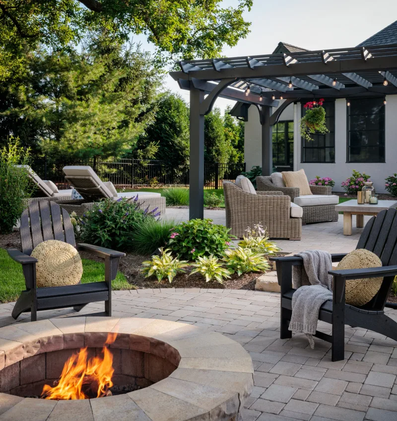 Belgard Dimensions 6 paver patio with Belair Wall seat wall and pergola — manufacturer inspiration.